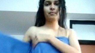 Asrama Wanita Karier India: Meghana Menggoda Dengan Tarian Telanjang
