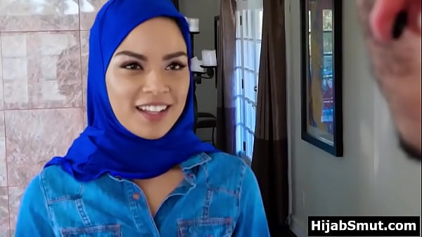 Gadis Muslimah Panas Digoyang Keras Dua Tukang Pindahan