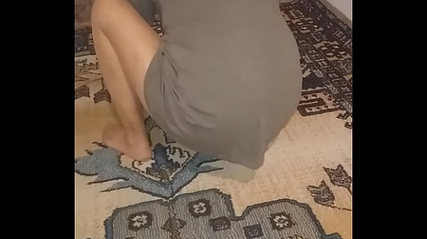 Mantap! Wanita Dewasa Turki Dengan Stoking Jala Seksi Sedang Mengepel Karpet