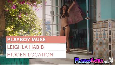 Leighla Habib, Si Arab Seksi, Tersenyum Menggoda Sambil Telanjang Dan Mandi Basah-basahan