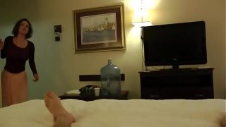 Ibu Tiriku Tak Kuasa Menolak Godaan Untuk Menghisap Batangku Saat Ayah Tiriku Pergi