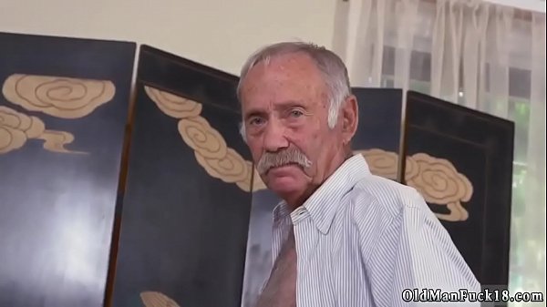 Nenek Panas Merasakan Sensasi Pertama Dengan Pemuda Perkasa Dan Beruang Tua Di Selatan Ranjang