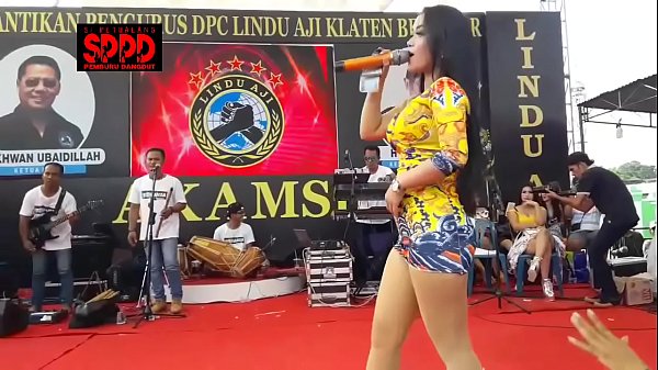 Goyang Liar Sintya Riske: Tarian Erotis Yang Menggoda Di Atas Panggung