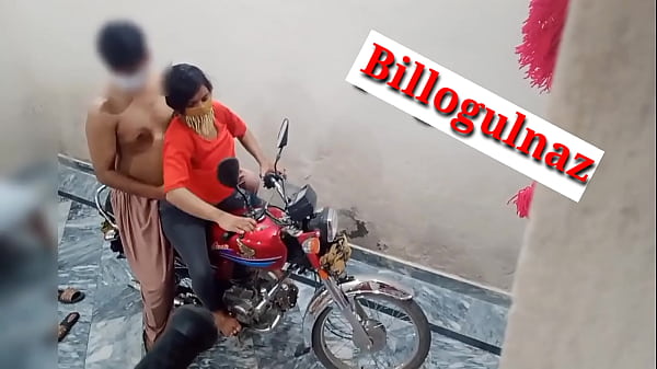 Goyangan Panas Di Atas Motor Bareng Teman, Suara Hindi Bikin Greget!
