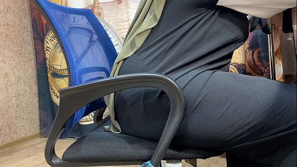 Gadis Berhijab Menggeliat Geli Di Kantor, Tangannya Mengusap Panas Di Balik Celana Dalam