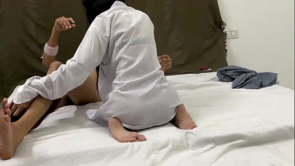 Adik Tiriku Telanjang Malam Itu Dan Naiki Kontol Besarku