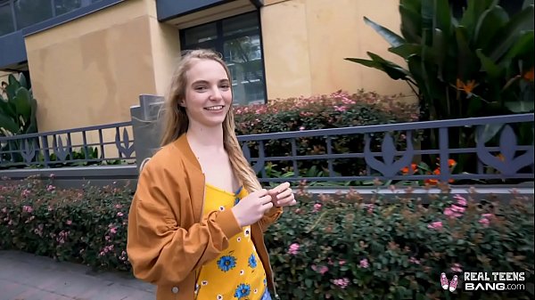 Gadis Rusia Mungil Digeber Hingga Merekah
