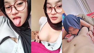 Gadis Berjilbab Manis Yang Gemar Menjilati Kemaluan