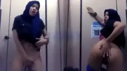 Gadis Berjilbab Menggairahkan Di Balik Pintu Kamar Mandi