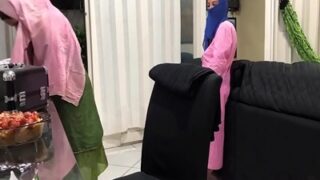 Si Raksasa Mesum Mengocok Kontol Di Depan Anak Tiri Hijabnya
