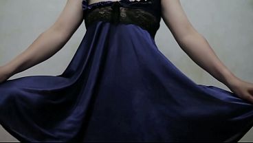 Gadis Indonesia Berdandan Biru Jongkok Sambil Main Jari