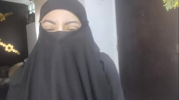 Istri Arab Amatir Yang Menggairahkan Squirting Di Niqabnya, Masturbasi Saat Suami Sedang Sholat