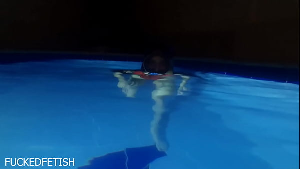 Helen Bintang, Masker Malam Mengemudi Kolam Renang Dengan Baju Renang Seksi