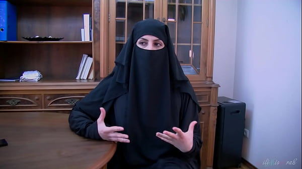 Kesepakatan Abad Ini Ditutup Dengan Rayuan Arab Berjilbab Yang Menggoda