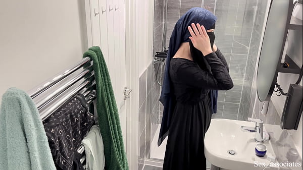Astaga! Tak Kira Cewek Arab Bisa Seperti Itu, Kutangkap Cewek Muslim Berhijab Lagi Asyik Di Kamar Mandi.