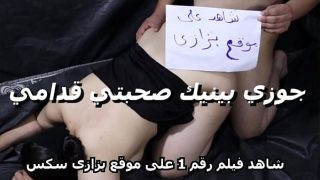 ياسر يفتح رجلي ويبدأ يلعب بيده ويدخل زبه في كسي وأنا مستمتعة لأقصى حد