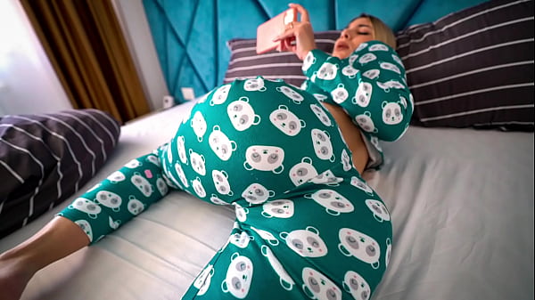 Kakak Tiri Ketahuan Nonton Film Porno, Lalu Kusentuh Sampai Klimaks Dan Memohon Untuk Kuterami Dalam-dalam.