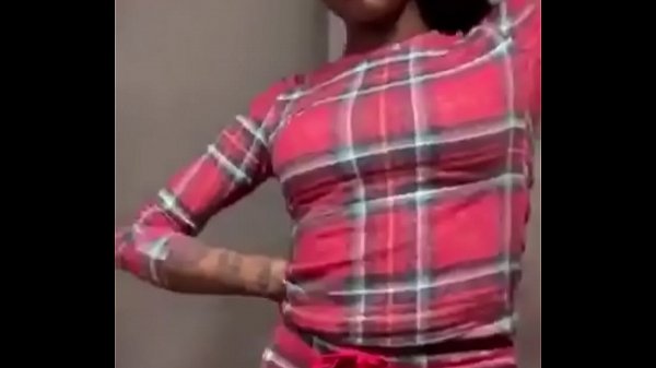 Asian Doll Menggoyangkan Pantat Montoknya Di Instagram Live Sambil Menyanyikan Lagu Barunya, Dengan Gerakan Mulut Yang Menggoda.