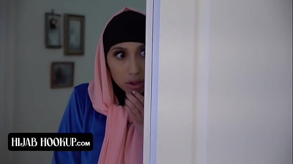 Muslimah Berhijab Dengan Bokong Sempurna Dan Penasaran Digoyang Ganas Oleh Instruktur Yang Bergairah