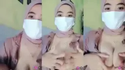 Cewek Lagi Nyusuin Anak Sambil Live, Bikin Geli