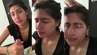 Crot Di Muka Cewek Cantik, Langsung Muncrat Kena Pipi Gebetan.