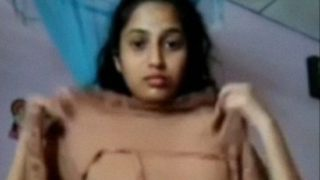 Desi Temen Sekamar Hampir Kepergok Lagi Colmek Sambil Foto Bugil