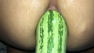 Gadis Delhi Menikmati Mentimun Besar Di Lubang Pantatnya