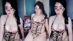 Nipples Kucing Yang Menggoda Dan Menonjol