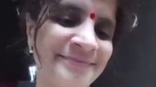 Tante Desi Montok Pamer Pantat Telanjang – Video Mesum Nyata