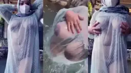 Tante Jilboobs Pamer Tubuh Basah Kuyup, Baju Transparan Bikin Lihat Langsung Ngeces.