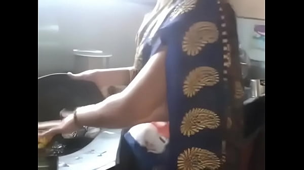 Desi Indian Kannada Aunty, Pinggul Dan Pusar Panas Bikin Ngiler