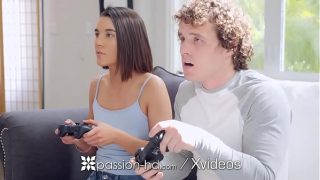 Ngewe Step-sister Sambil Main Game, Kontol Gede Penuh Nafsu!