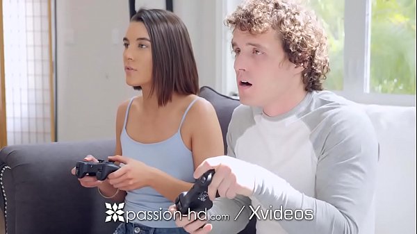 Ngewe Step-sister Sambil Main Game, Kontol Gede Penuh Nafsu!