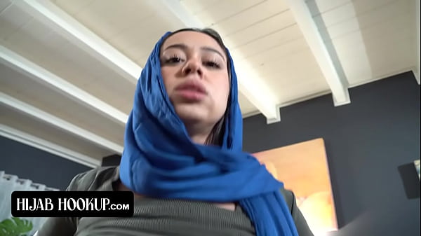 Gadis Arab Nakal Mengisap Kontol Kakak Tiri Demi Menyimpan Rahasia Dari Orang Tua Yang Tegas