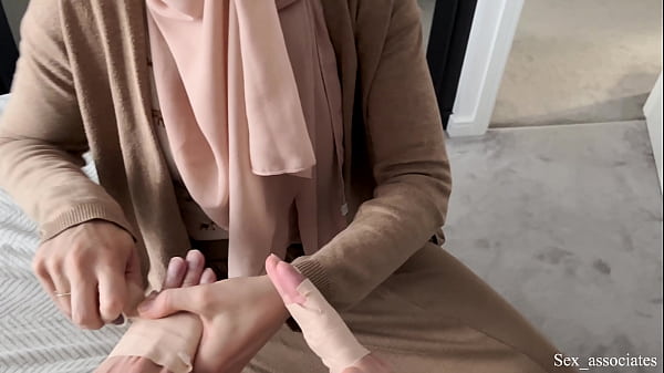 Ibu Tiri Arab Bantu Anak Tiri Yang Tangannya Patah, Kasih Pelayanan Hot Sampai Puas.