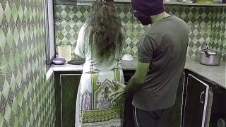 Bhabhi Mesum Digituhin Di Dapur Sambil Sibuk Masak, Suara Erangnya Bikin Greng