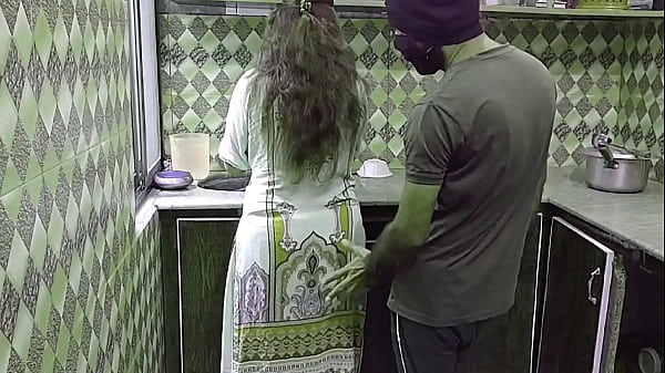 Bhabhi Mesum Digituhin Di Dapur Sambil Sibuk Masak, Suara Erangnya Bikin Greng