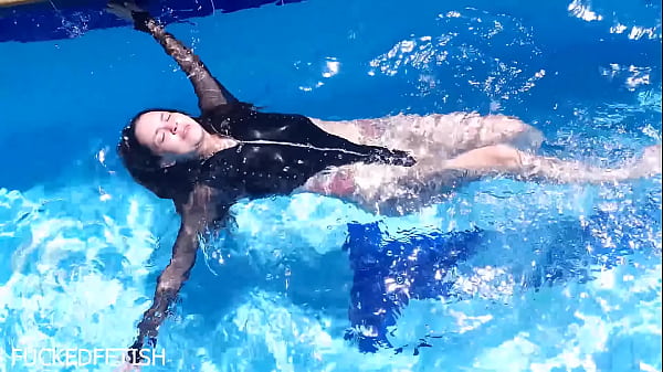 Jessica Bunny Bergoyang Di Bawah Air