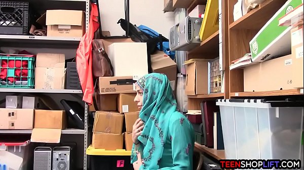 Gadis Arab Pencuri Ditangkap Dan Digituin Sama Satpam