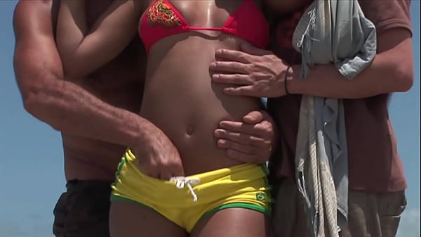 Main Bertiga Di Pantai Sama Mama Item, Bikin Basah Kena Ombak