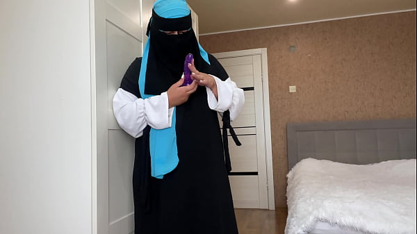 Istri Arab Berhijab Lagi Beberes Rumah Nemu Mainan Sex, Langsung Makin Greget Dan Ngaceng