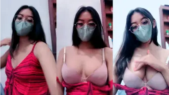 Yasmine Bocorkan Sensasi Payudara Langsung Di Layar