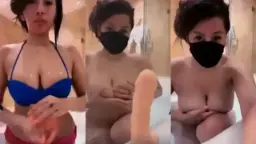 Juju Nungging Di Bathtub, Toket Gede Bulat Basah Kuyup Siap Dijilat.