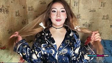 Gadis Gemuk Rusia Dengan Paha Besar Mainin Memek Sempitnya Sambil Dildo Nancep Di Dalam
