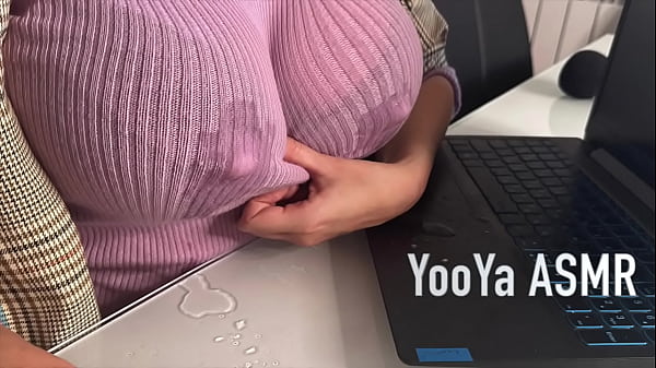 Ibu Tiri Panas Menggoda Anak Tiri Di Kantor, Perlihatkan Puting Susu Dan Bikin Kontol Besar Dikocok