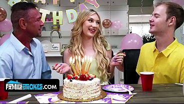 Stepdaddy Kena Gebrak Sama Anak Tiri Montok Mungil Daisy Lavoy, Crot Di Atas