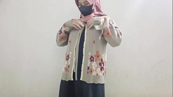 Gadis Berjilbab Main Timun Sampai Keluar Air.