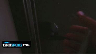 Mbak Tiri Montok Seksi Layla London Biarin Adik Tiri Ngegenjrang Lubangnya Yang Sempit.