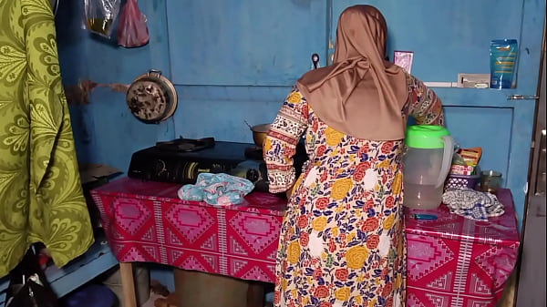 Ngentotin Istri Temen Yang Lagi Melenggang Di Dapur, Bikin Makin Pengen
