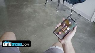 Bokep Tiri Cewek Montok Ngasih Kakak Tiri Yang Sange Ngegaruk Lubang Memeknya Yang Sempit.